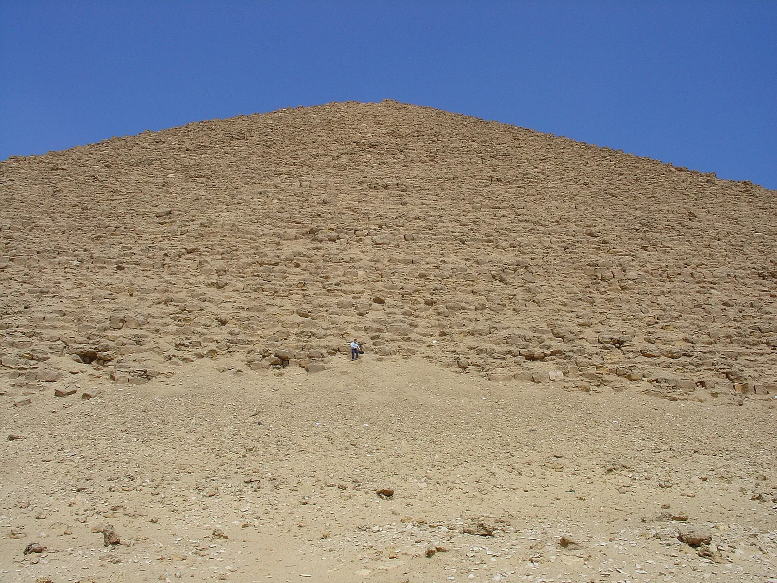 De Rode Piramide in de necropool van Dahshur, ten zuiden van Caïro