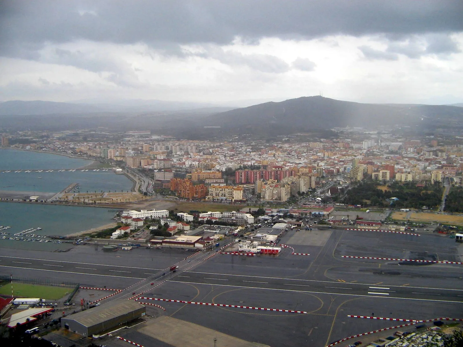 Zicht op La Línea de la Concepción vanaf de Rots van Gibraltar