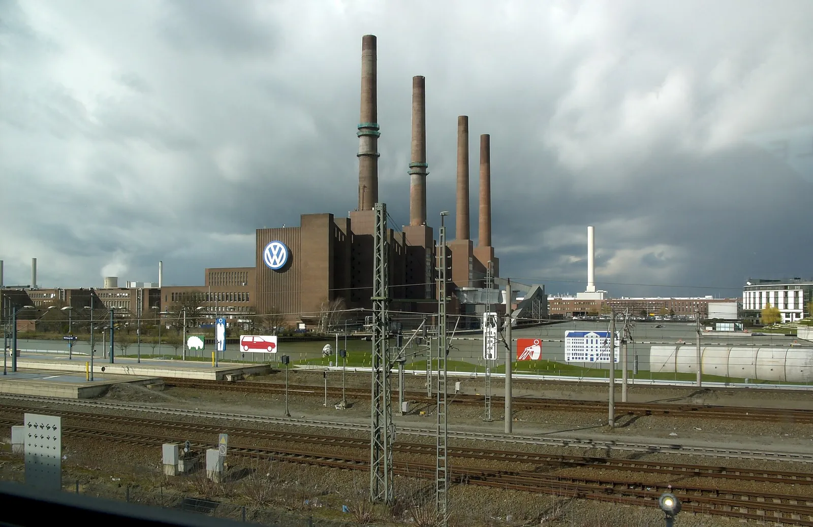 De Volkswagen-fabriek in Wolfsburg (archiefbeeld)
