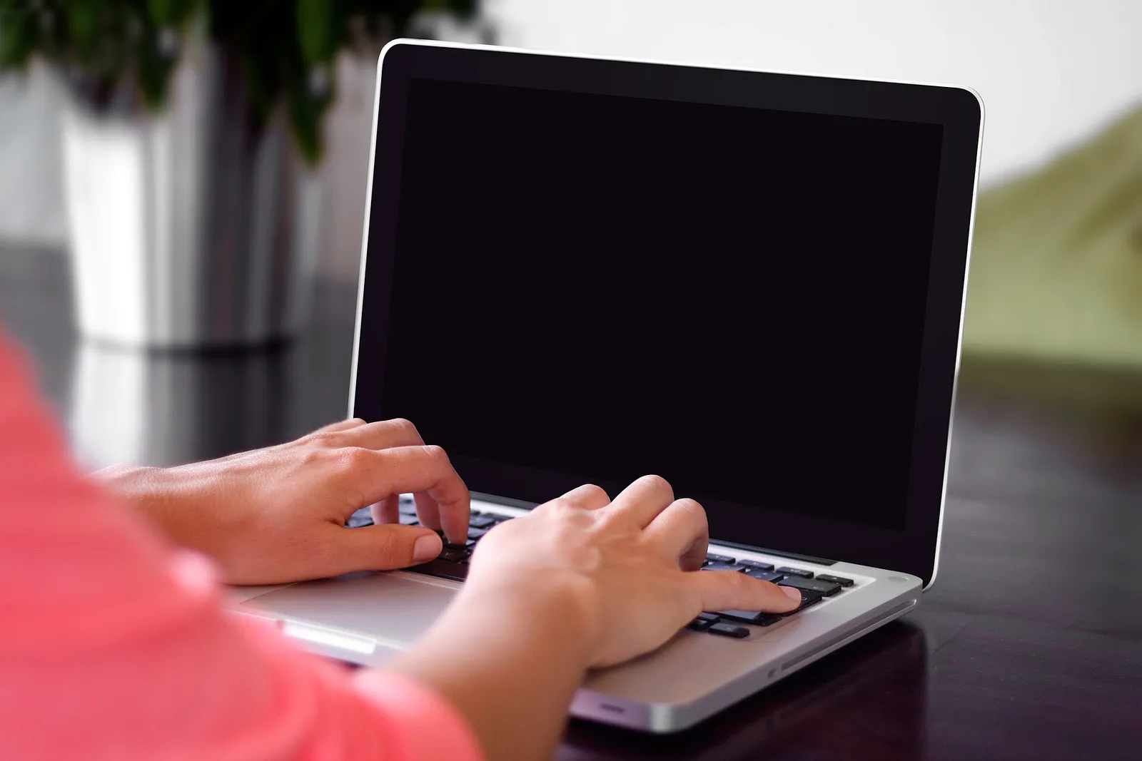 Iemand werkt op een laptop (archiefbeeld)