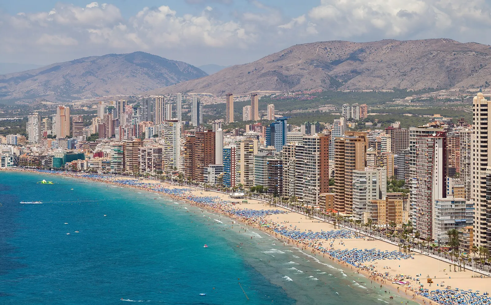 Een druk zomerstrand in Benidorm, Spanje (ter illustratie)