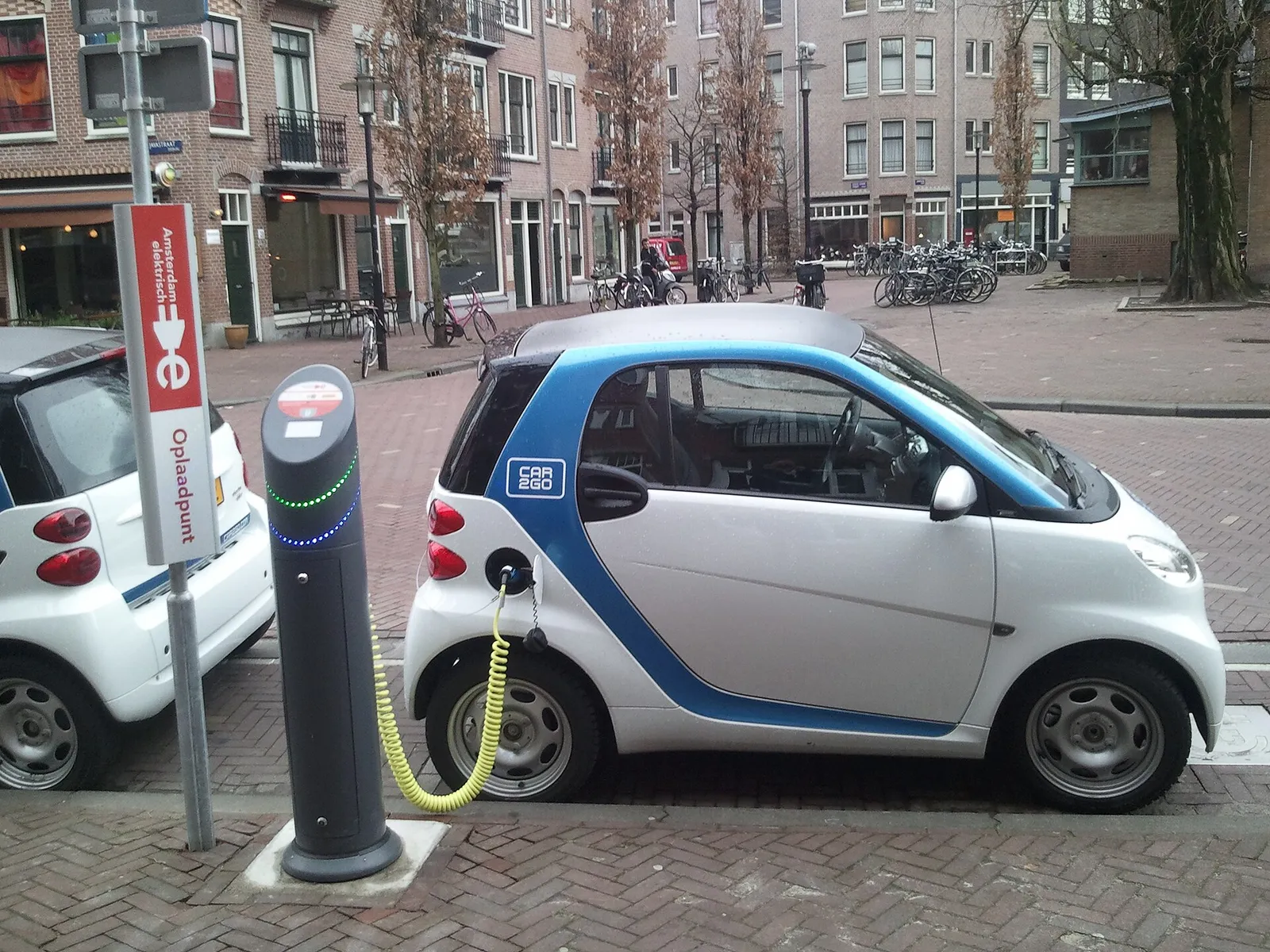 Een elektrische auto aan de laadpaal in Amsterdam
