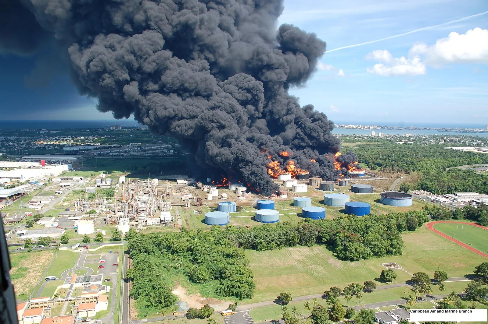 Een grote brand bij een brandstofdepot (ter illustratie)