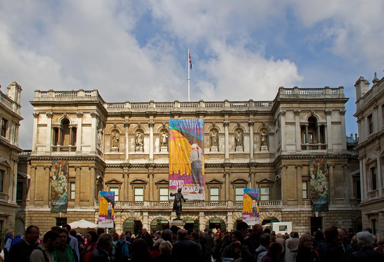 Bezoekers bij een tentoonstelling van David Hockney in de Royal Academy