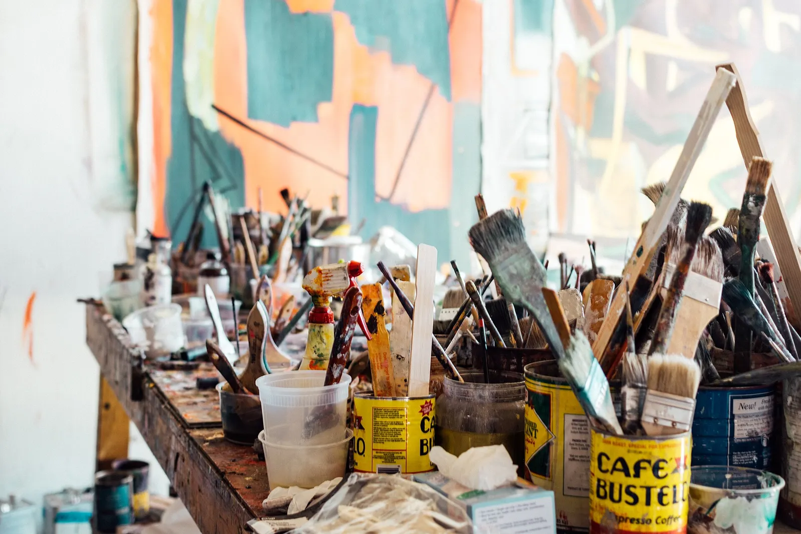 Materiaal van een maker op tafel (archiefbeeld, ter illustratie)