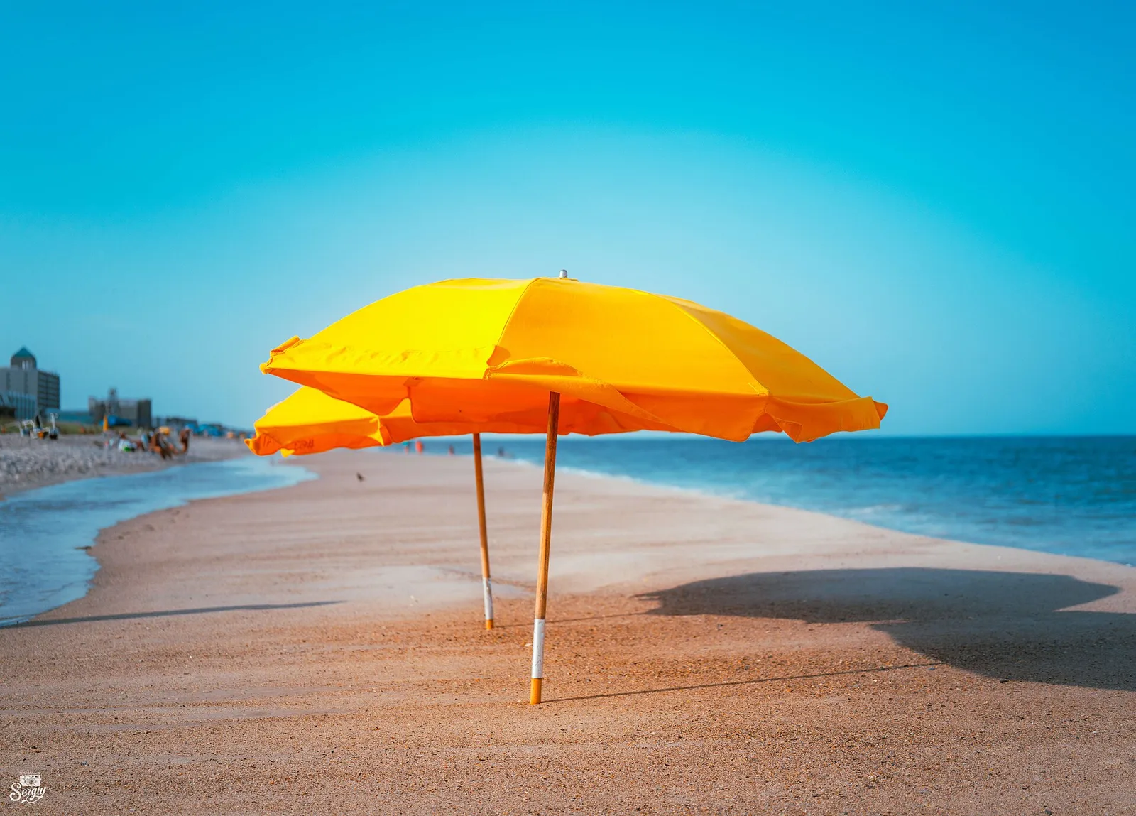 Parasols in de zomerzon (archiefbeeld, ter illustratie)
