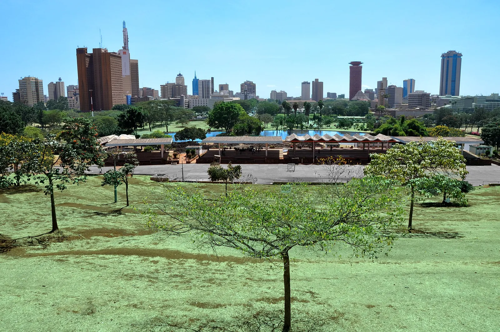 De skyline van Nairobi, de hoofdstad van Kenia, gezien vanaf Uhuru Park