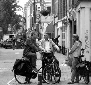 Mensen maken een praatje op straat