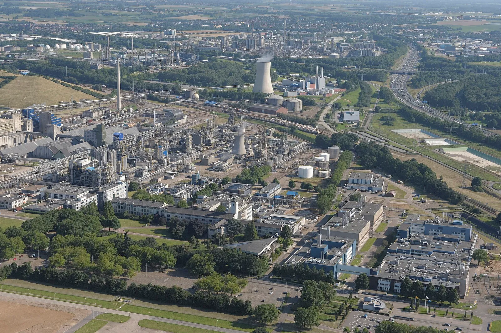 Het industriecomplex Chemelot bij Geleen (archiefbeeld)