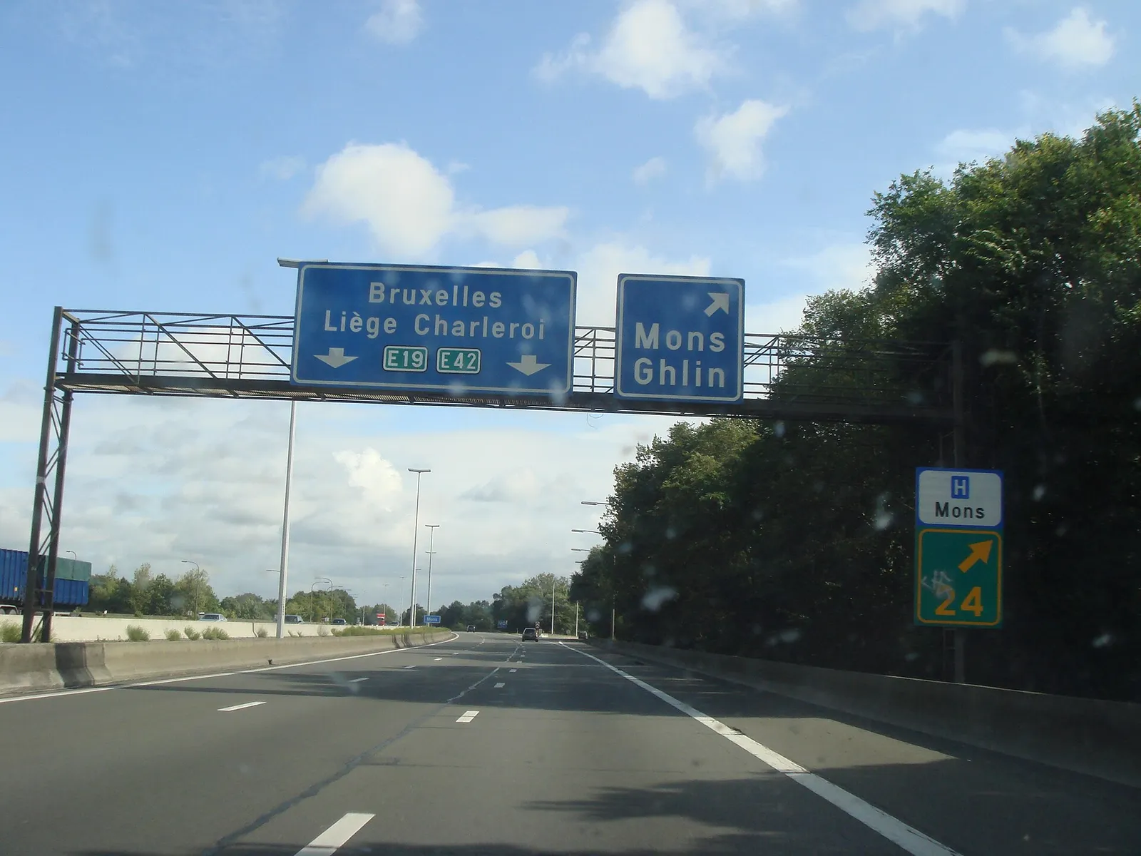 Bewegwijzering boven een Belgische snelweg (archiefbeeld)