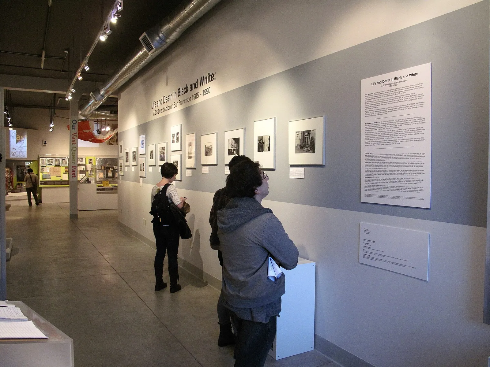 Bezoekers bij een fototentoonstelling (archiefbeeld, ter illustratie)