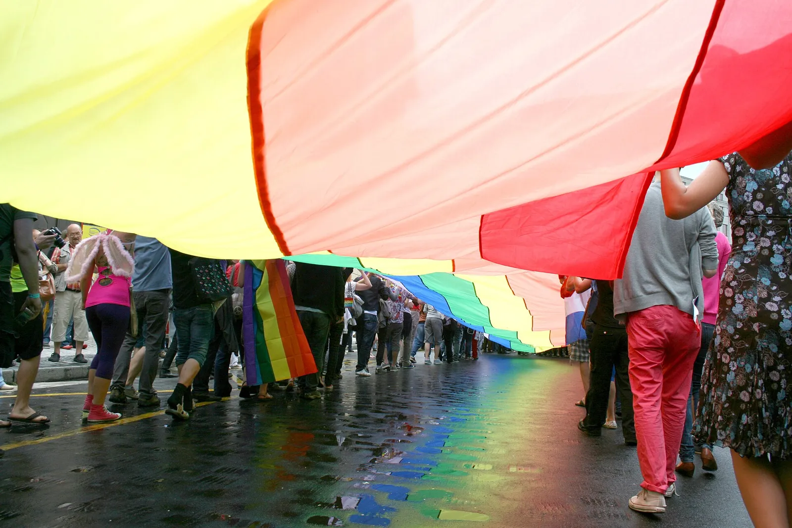 Een grote regenboogvlag (archiefbeeld)