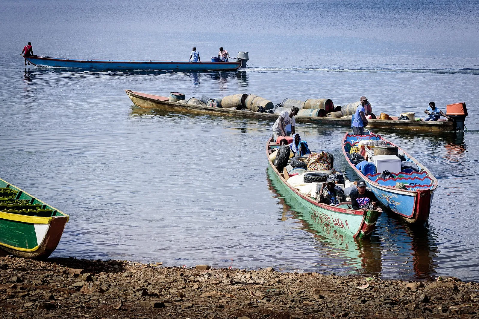 Boten met voorraden in een goudwinningsgebied in het Surinaamse binnenland (ter illustratie)