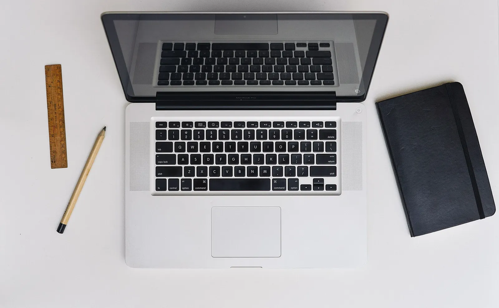 Een MacBook op een bureau (ter illustratie)