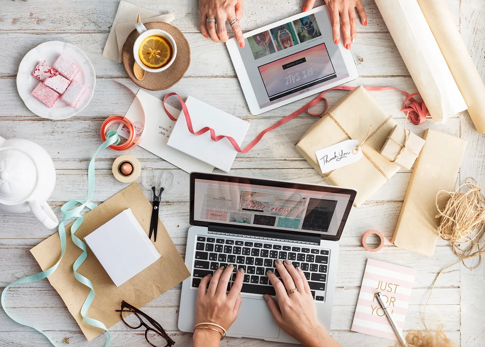 Online winkelen op een laptop