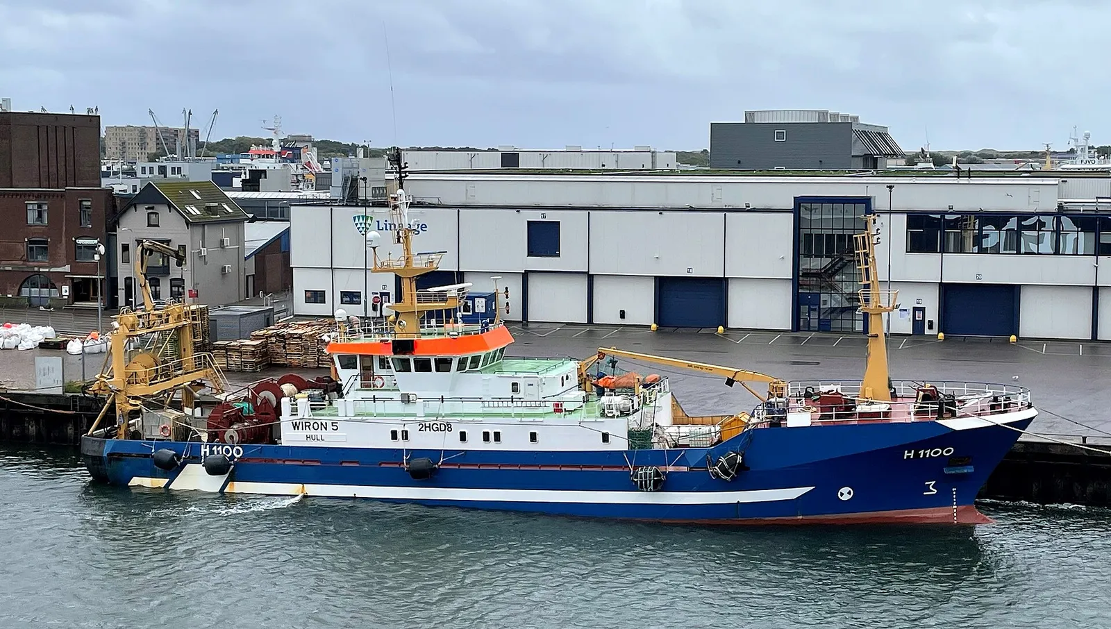 Een visserstrawler in de haven van IJmuiden (archiefbeeld)
