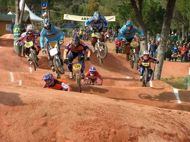 BMX-racers in actie op de baan (archiefbeeld, ter illustratie)