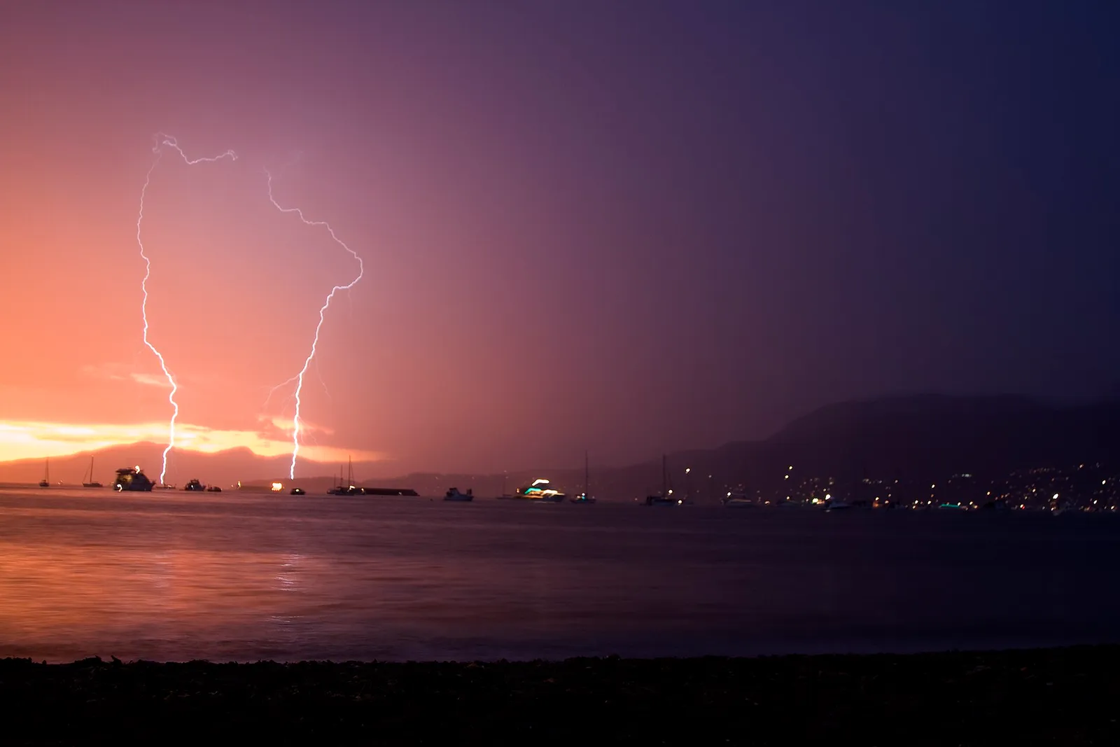 Bliksem boven een strand tijdens onweer (archiefbeeld, ter illustratie)