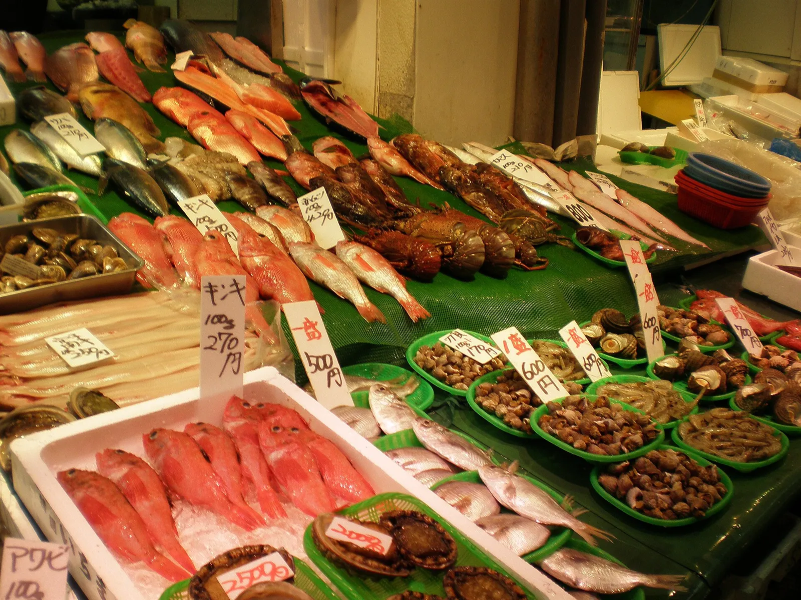 Verse vis op een vismarkt (ter illustratie)
