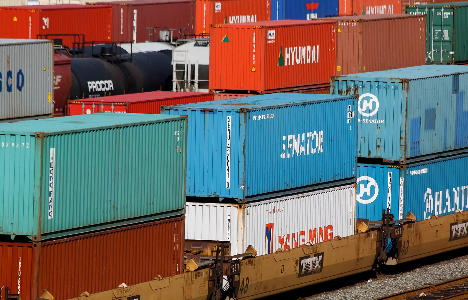 Containers in een zeehaven (ter illustratie)