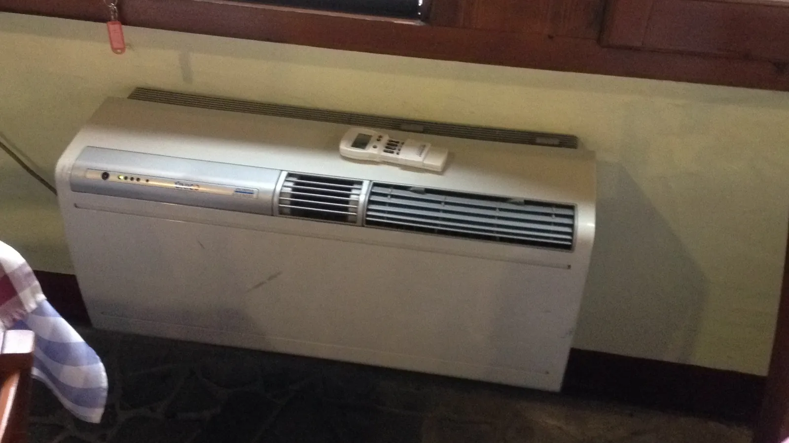 Een airconditioner aan de muur