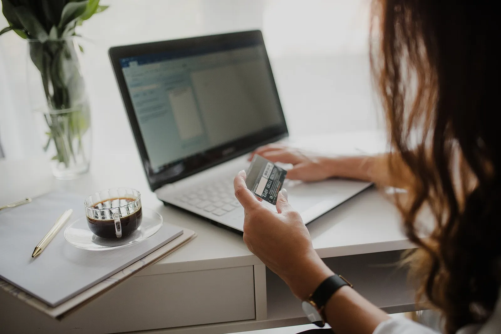 Online betalen met een betaalkaart (ter illustratie)