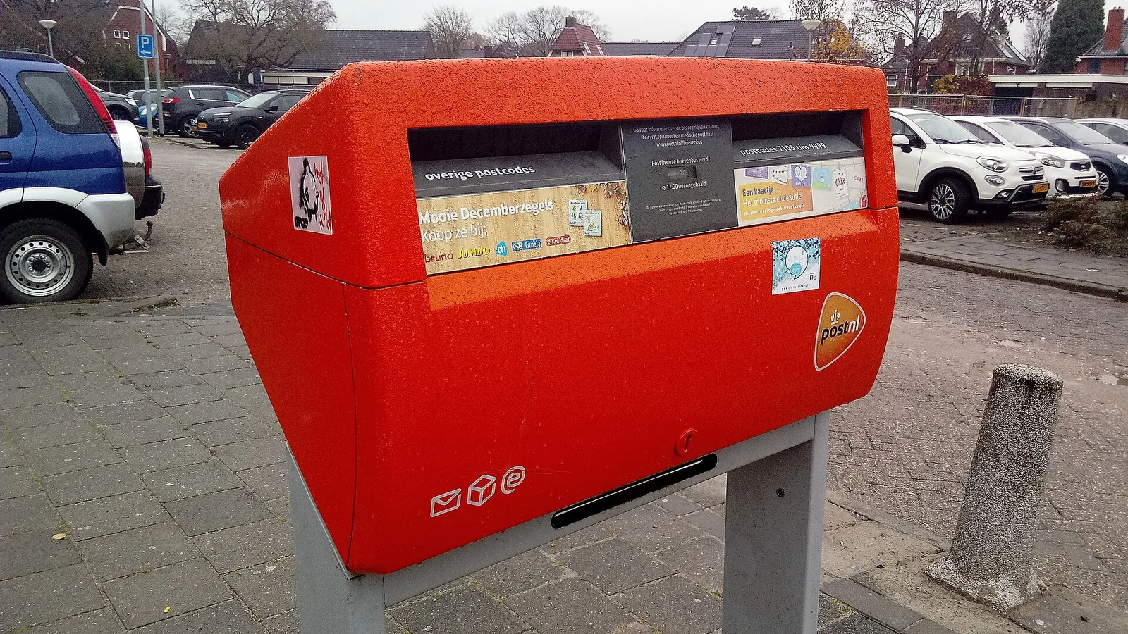 Een oranje brievenbus van PostNL (archiefbeeld)