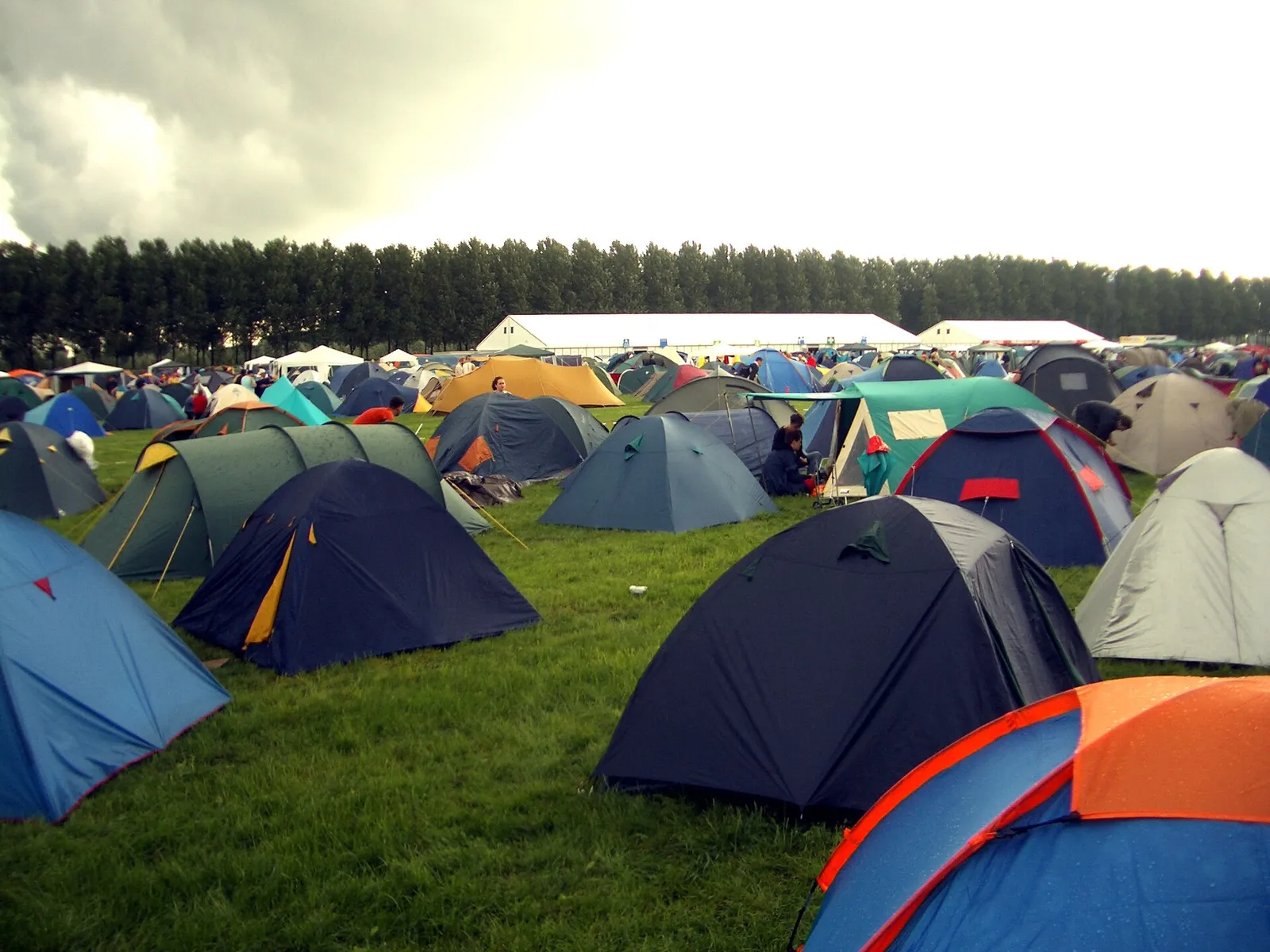 Een veld vol tenten op een festival