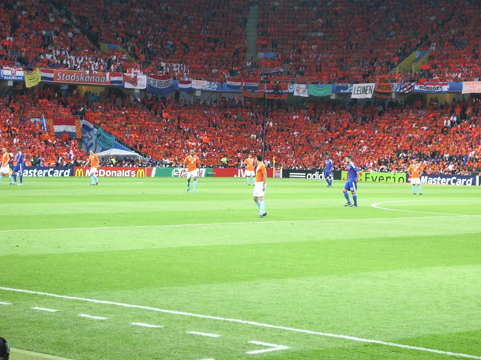 Nederlandse supporters in het oranje tijdens een groot voetbaltoernooi (archiefbeeld)
