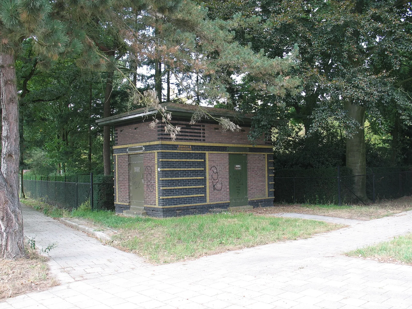 Een transformatorhuisje in een woonwijk in Ede