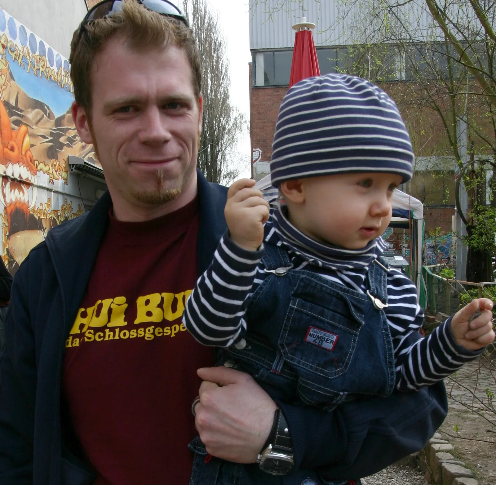 Een vader met een kind (ter illustratie)