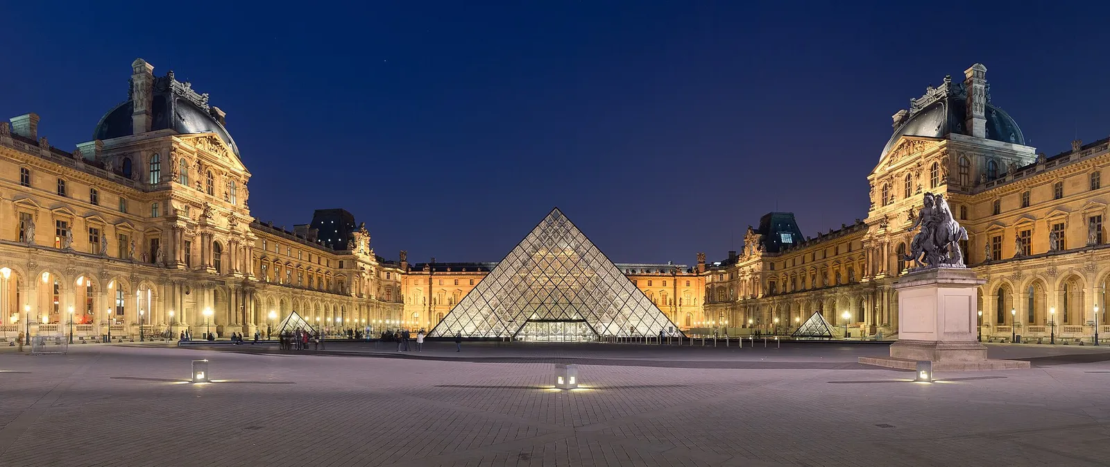 Het Louvre in Parijs, dat vorig jaar zelf werd bestolen (archiefbeeld)