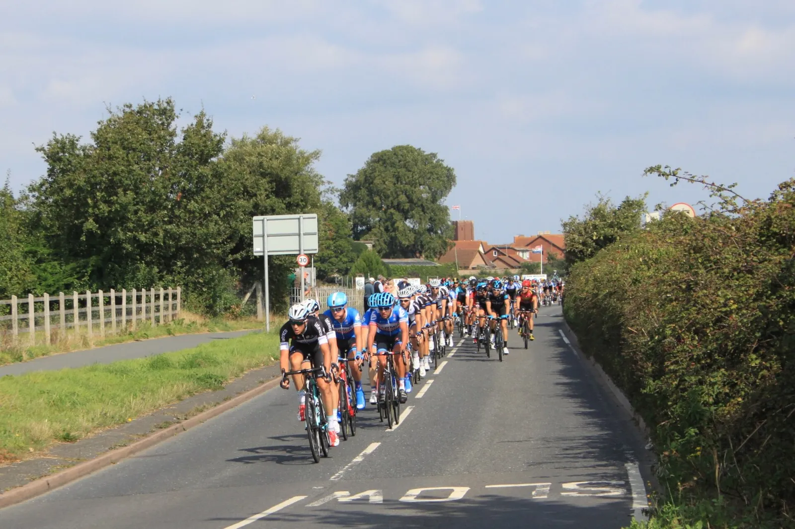 Het peloton in een wielerkoers (archiefbeeld, ter illustratie)