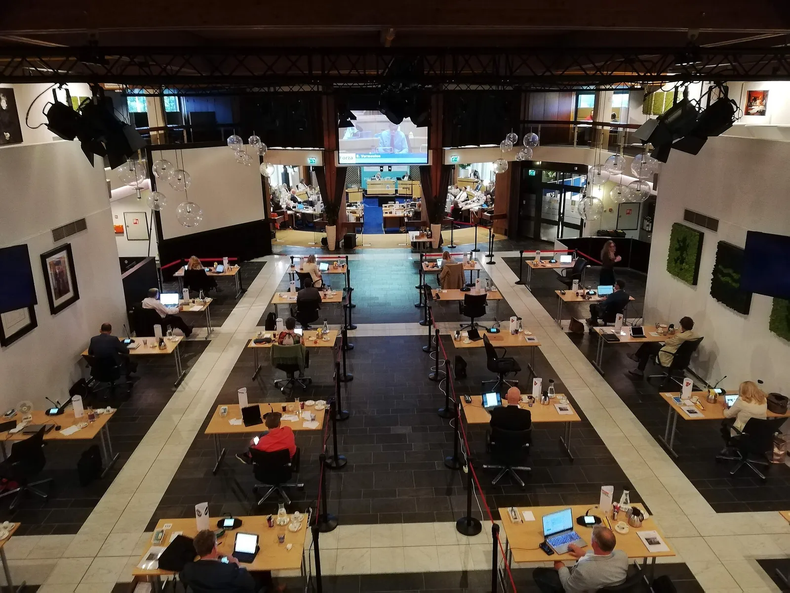Een raadzaal in een Nederlands gemeentehuis (ter illustratie)