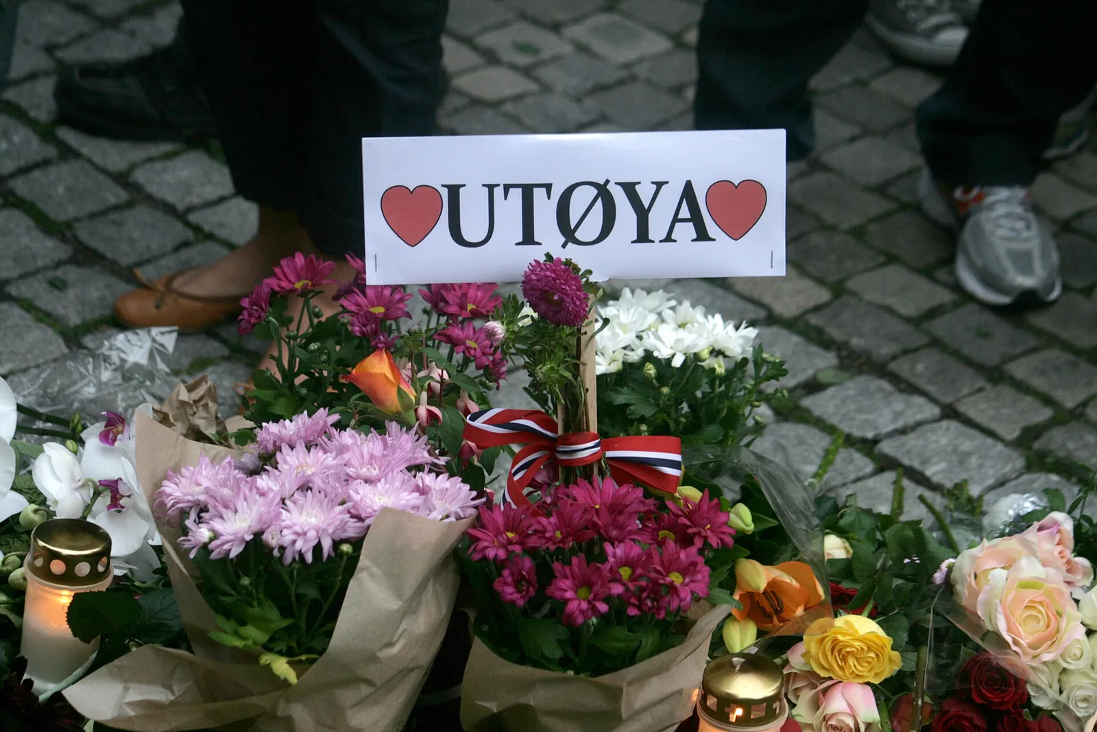 Bloemen en boodschappen voor de slachtoffers bij de kathedraal van Oslo, kort na de aanslagen van 2011 (archiefbeeld)