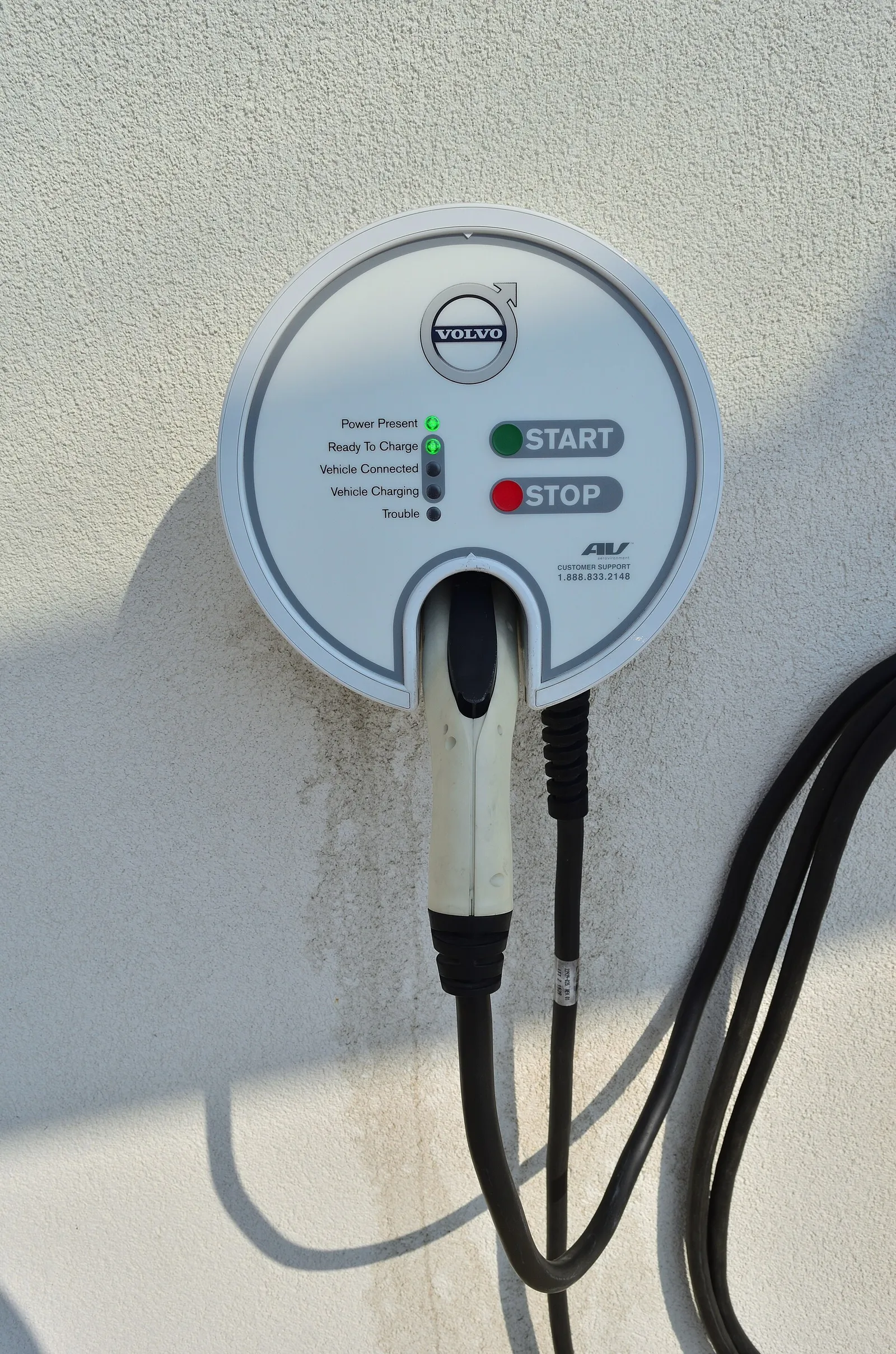 Een elektrische auto aan de laadpaal (archiefbeeld)