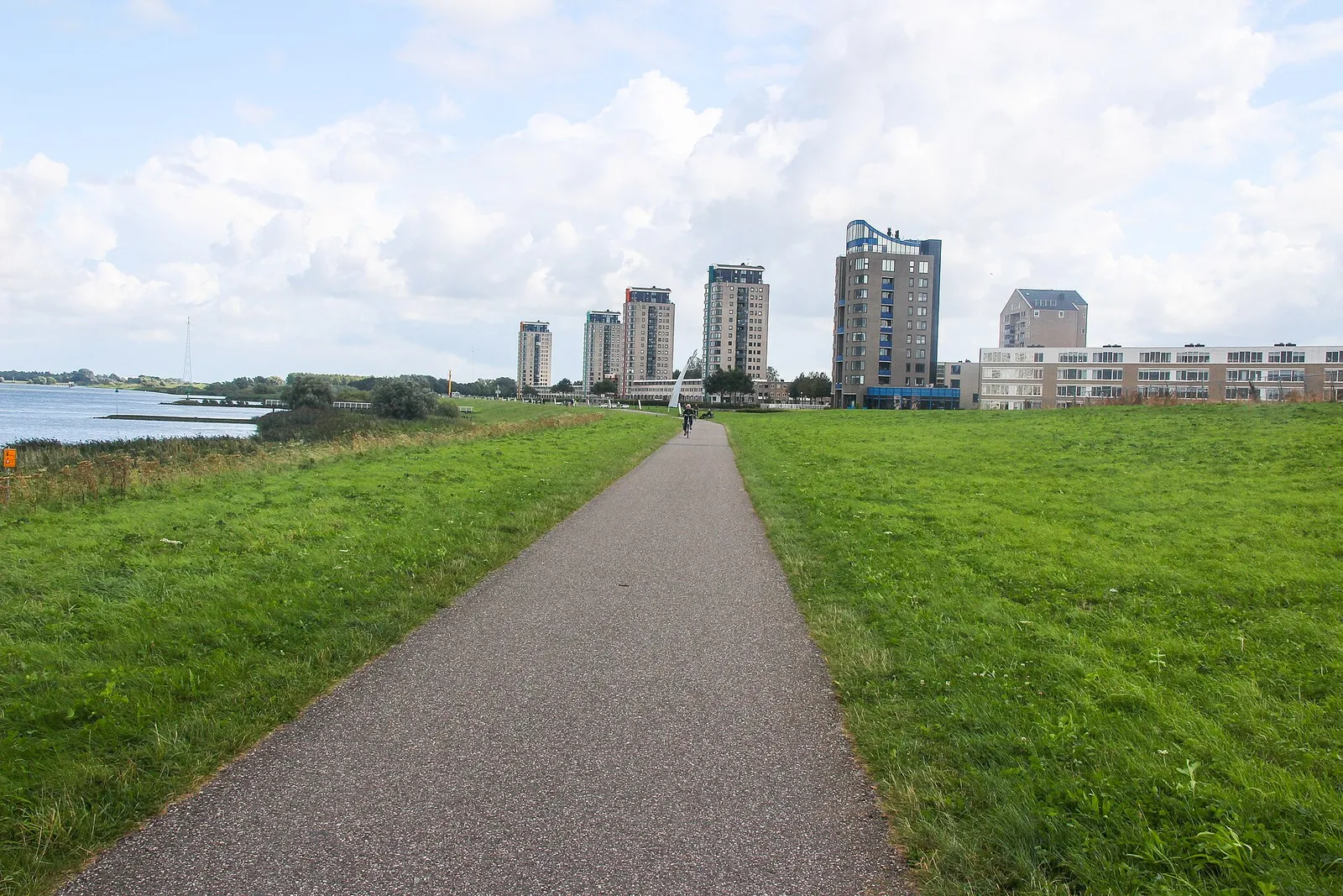 Bewolkt weer aan een Nederlandse waterkant (archiefbeeld)