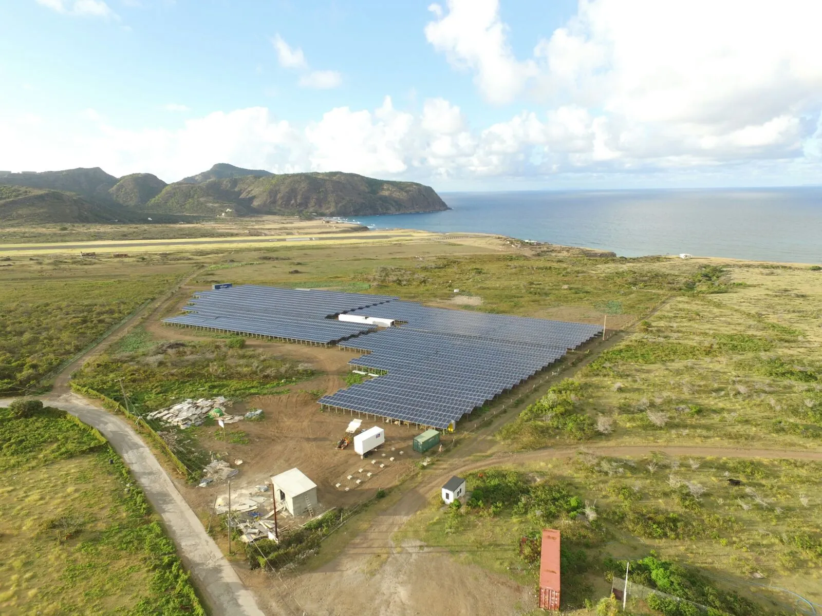 Luchtfoto van een zonnepark in Caribisch Nederland (ter illustratie)