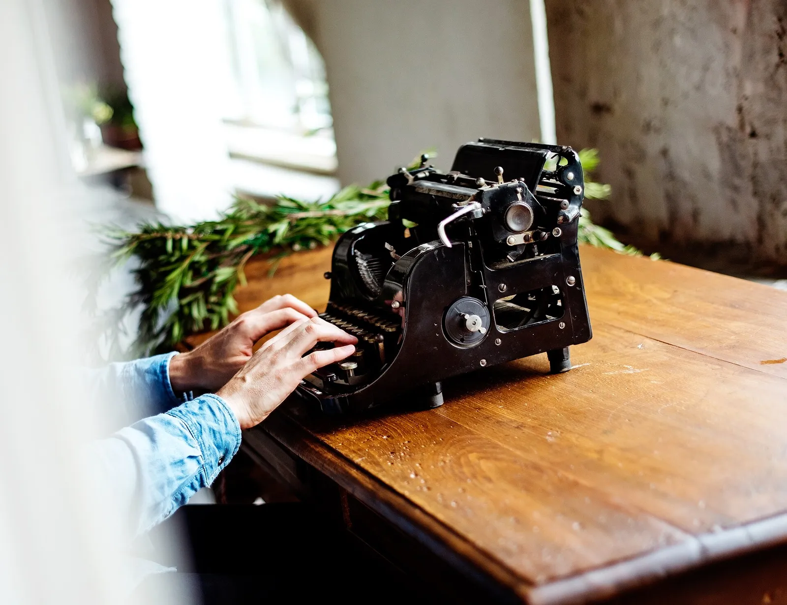 Een schrijfmachine (ter illustratie bij het overlijden van schrijfster Marjan Berk)