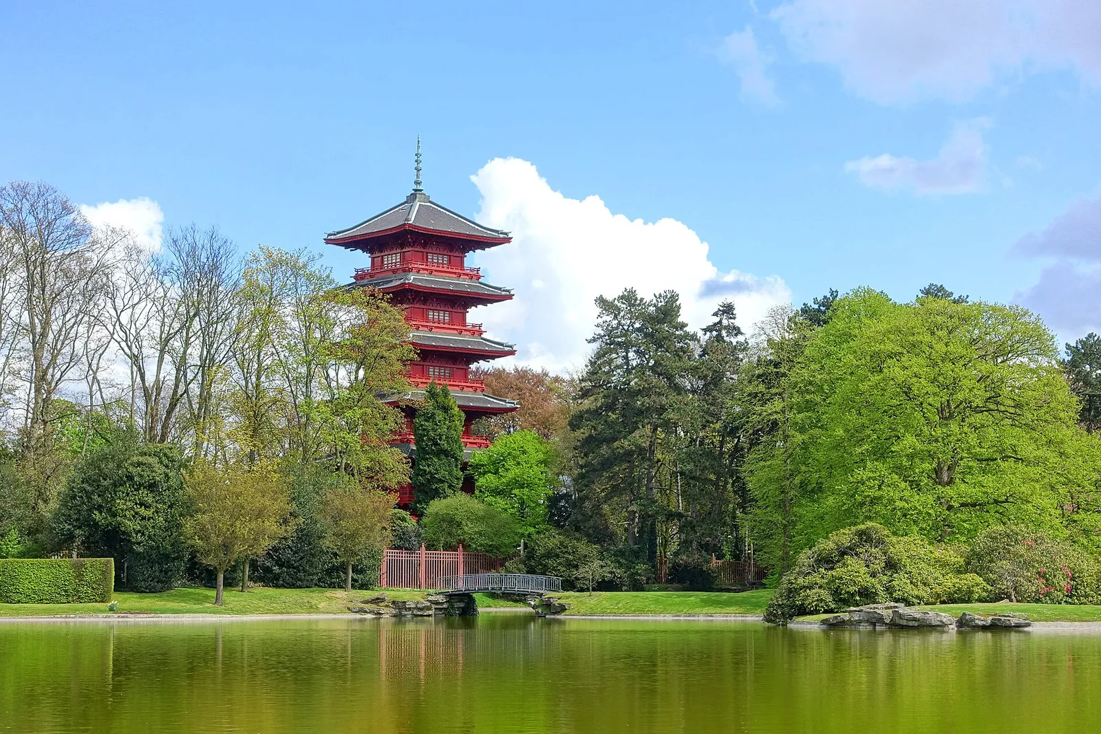 De Japanse Toren bij het Koninklijk Domein van Laken in Brussel