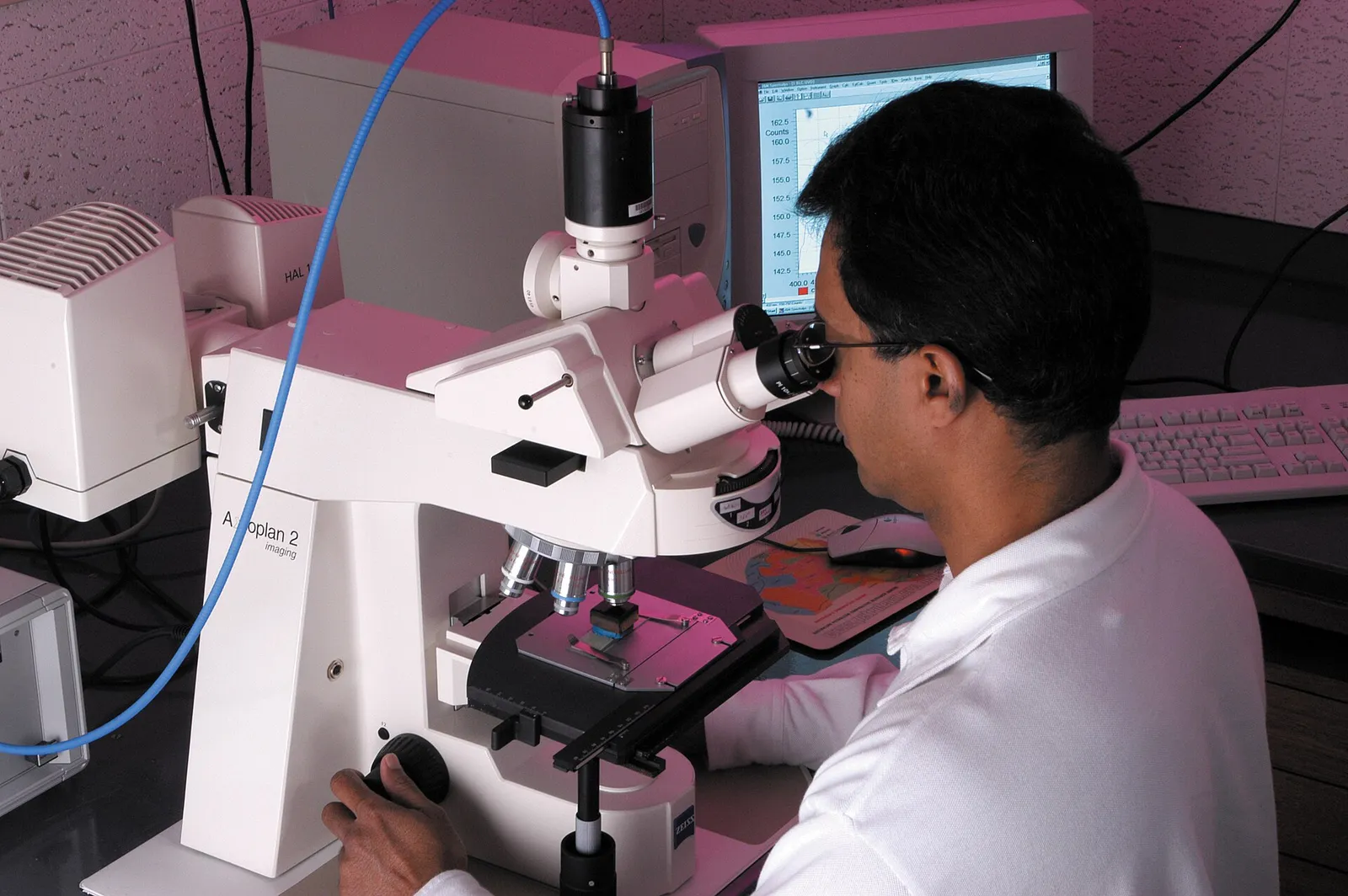 Een onderzoeker achter een microscoop (archiefbeeld, ter illustratie)