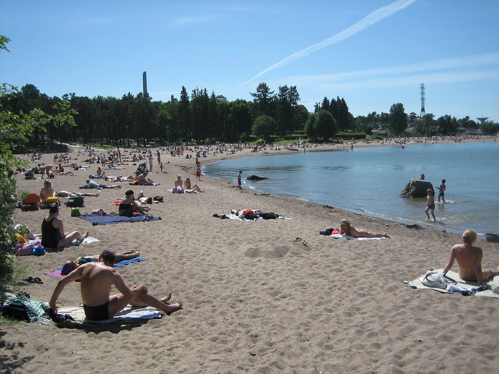 Een druk zomerstrand tijdens warm weer (ter illustratie)