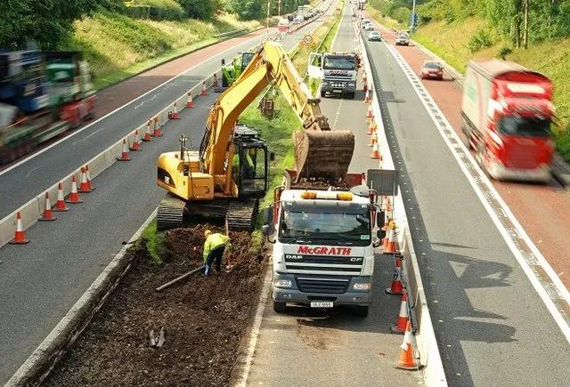 Vrachtverkeer op een snelweg bij wegwerkzaamheden (archiefbeeld, ter illustratie)
