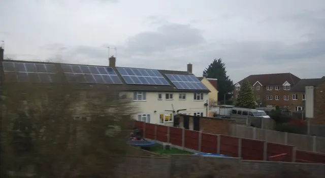Zonnepanelen op een dak (ter illustratie)