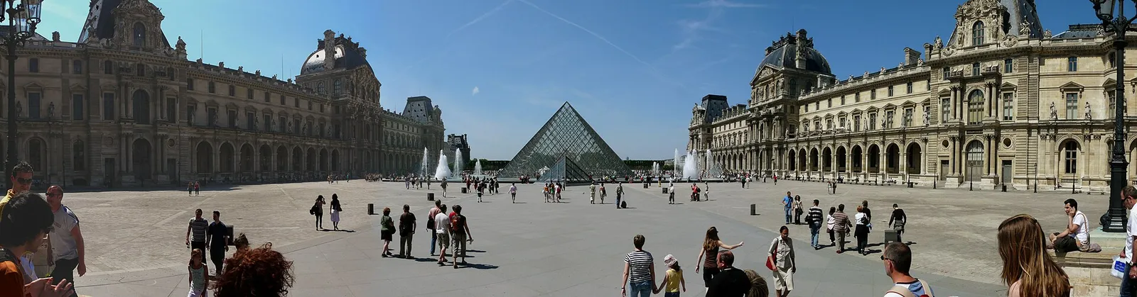 Het Louvre in Parijs met de glazen piramide (archiefbeeld)