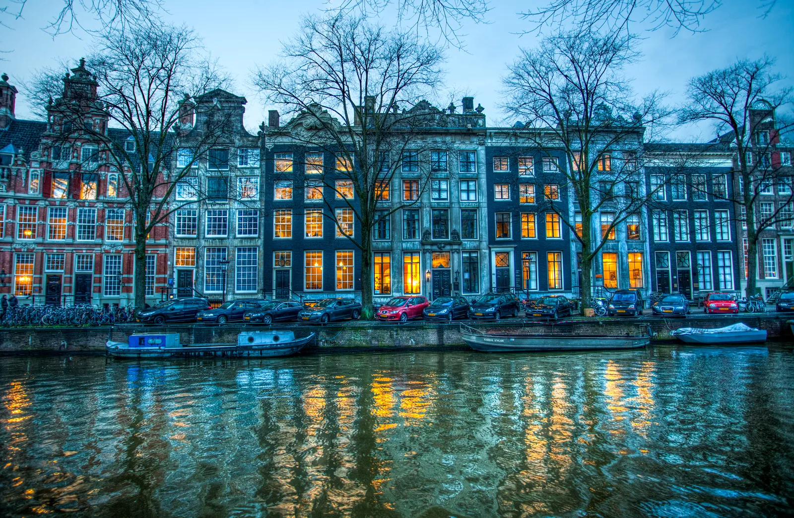 Amsterdamse grachtenpanden in de schemering (archiefbeeld, ter illustratie)
