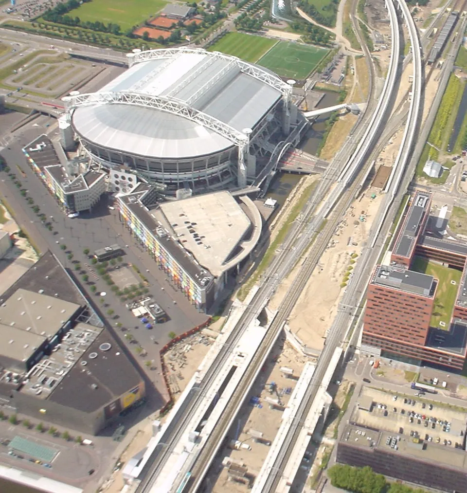 De Johan Cruijff ArenA in Amsterdam vanuit de lucht (archiefbeeld)