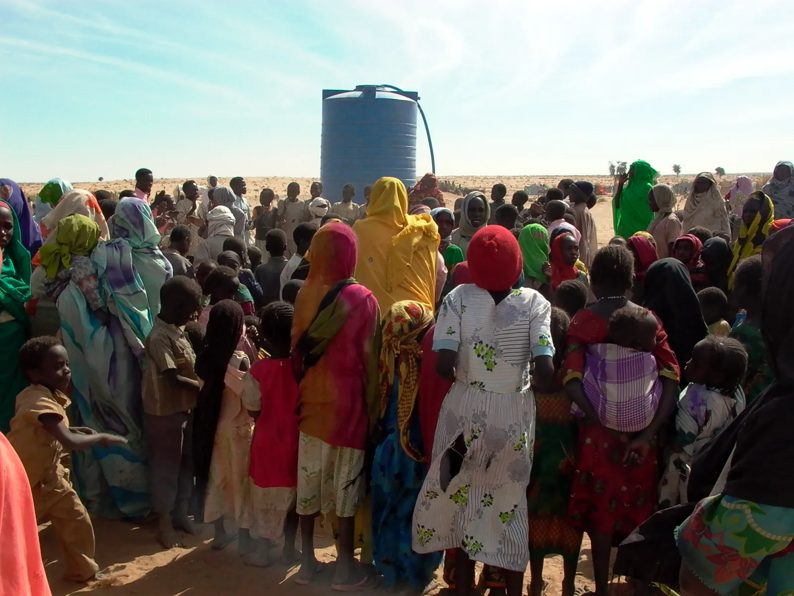 Ontheemden bij een watertank in Darfur, Soedan (archiefbeeld, ter illustratie)