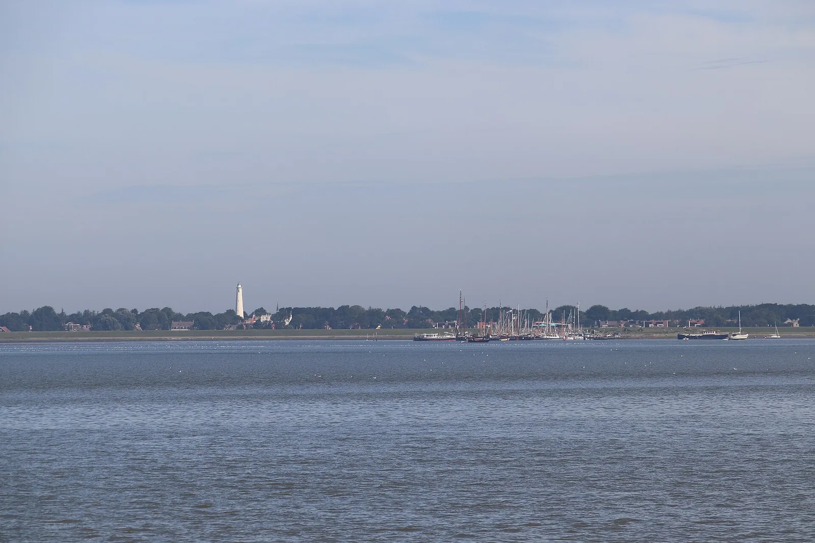 De witte vuurtoren met haven op Schiermonnikoog (archiefbeeld)