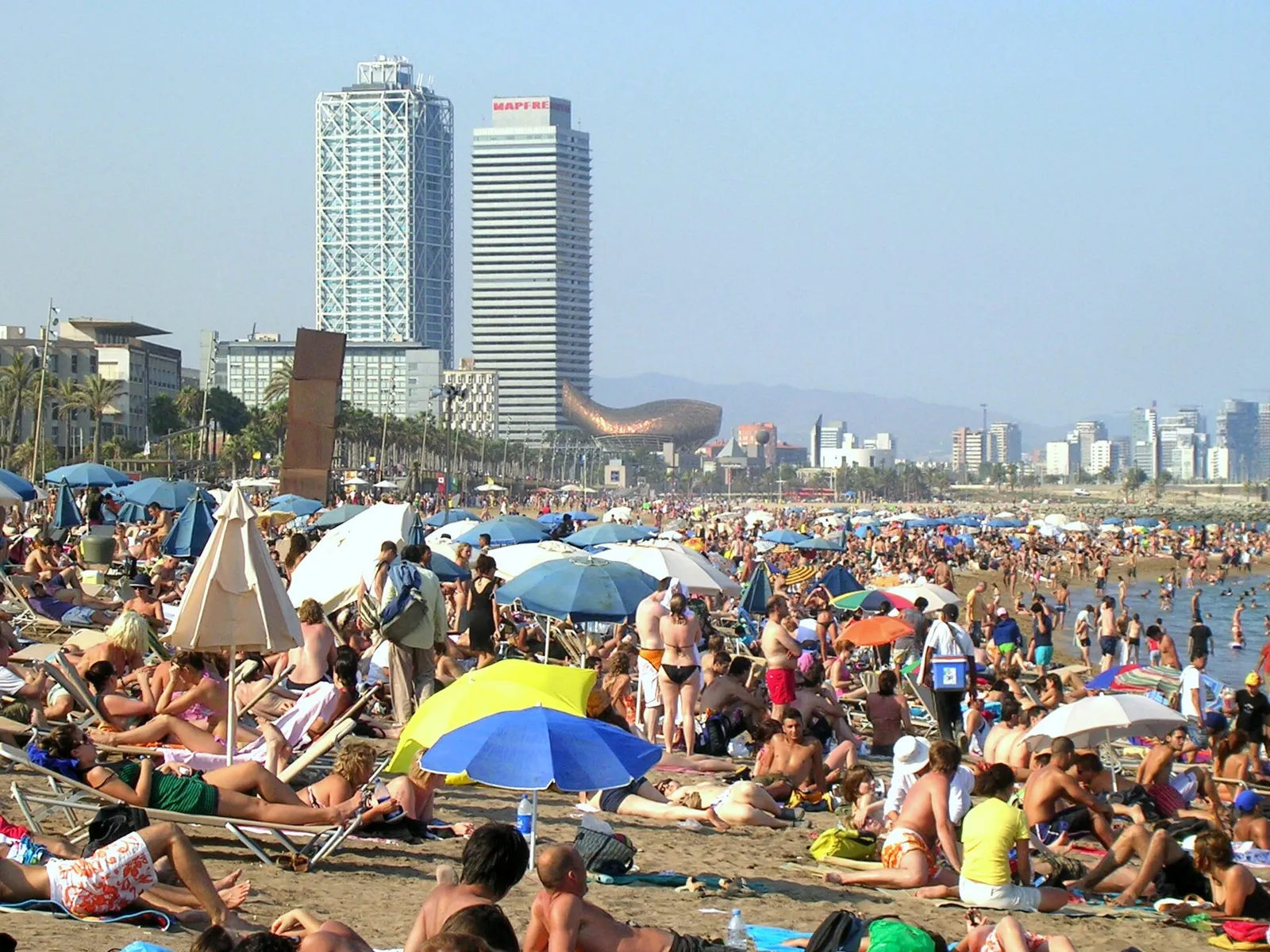 Een druk vakantiestrand (archiefbeeld)